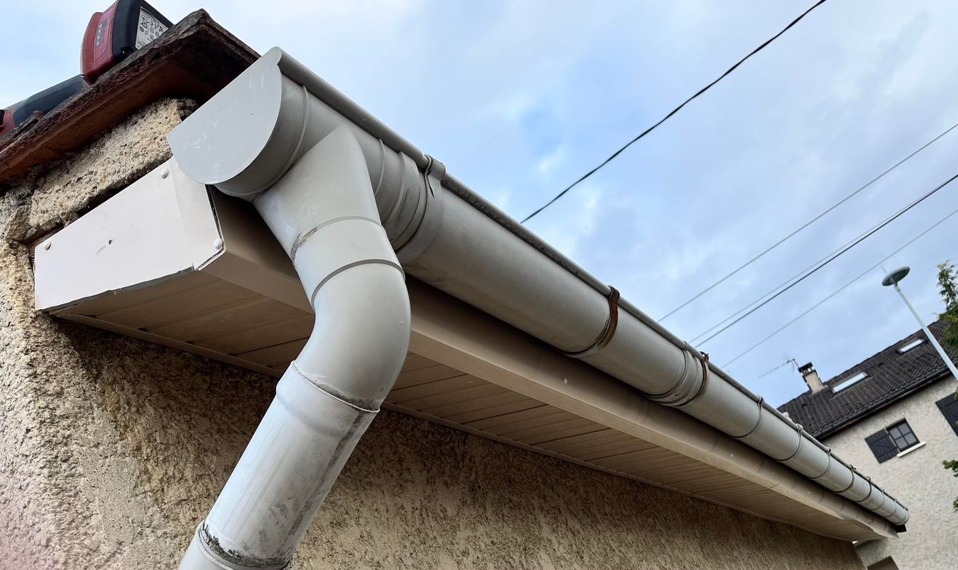 Pose de gouttière neuve PVC